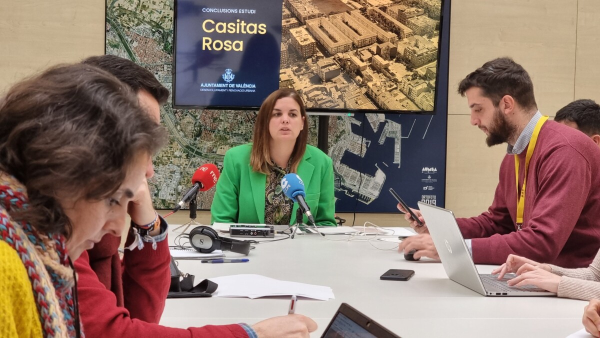 Sandra Gómez en su presentación de la hoja de ruta para el plan de regeneración urbanística y social de las 'casitas rosa'